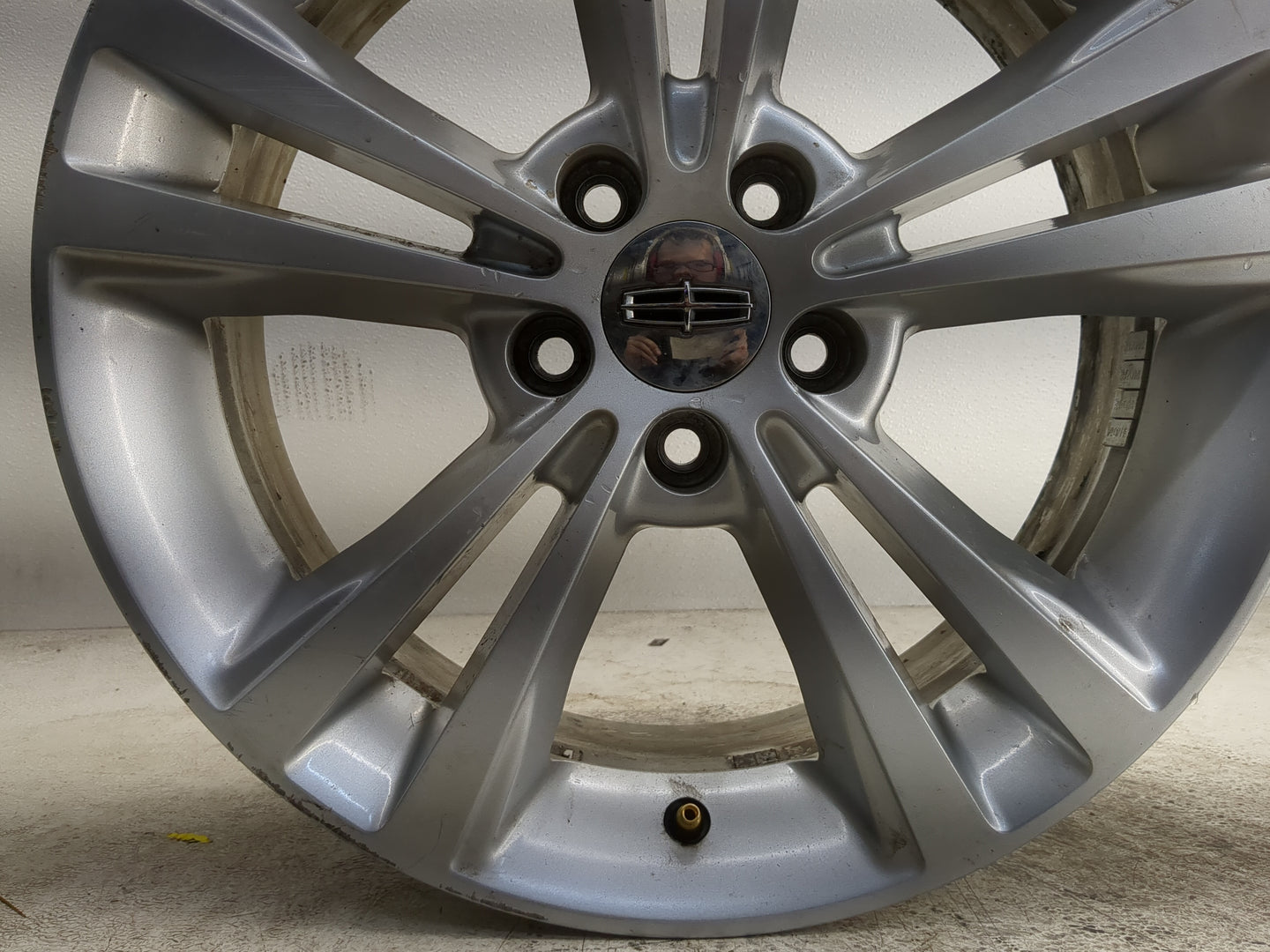 2009-2012 Lincoln Mks Oem Wheel Rim - Oemusedautoparts1.com