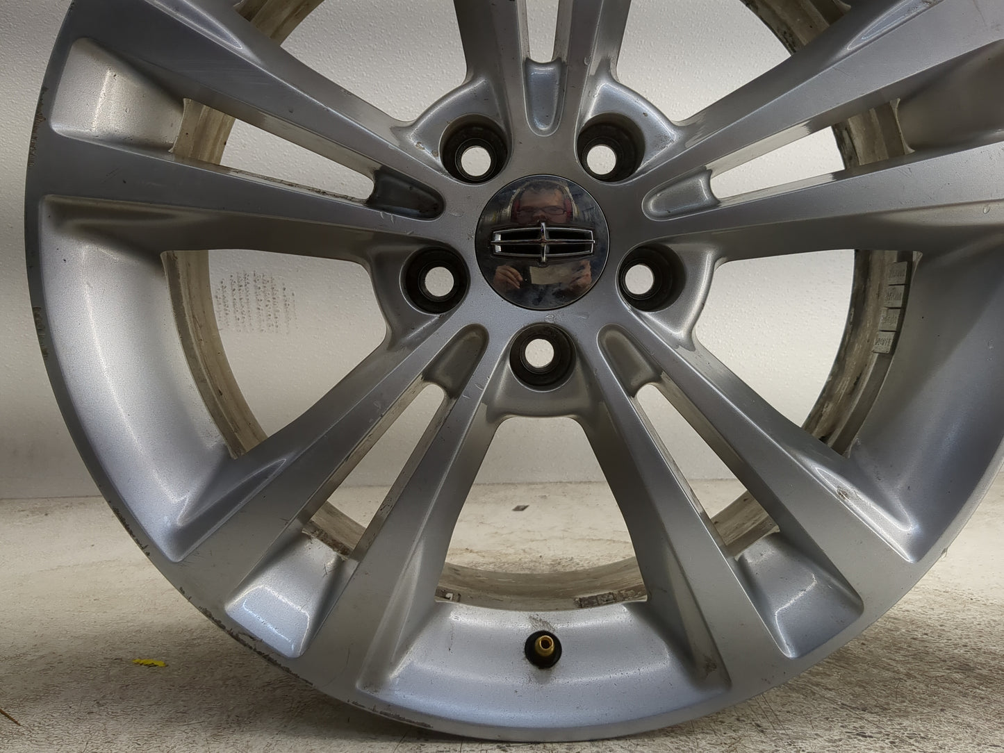 2009-2012 Lincoln Mks Oem Wheel Rim - Oemusedautoparts1.com
