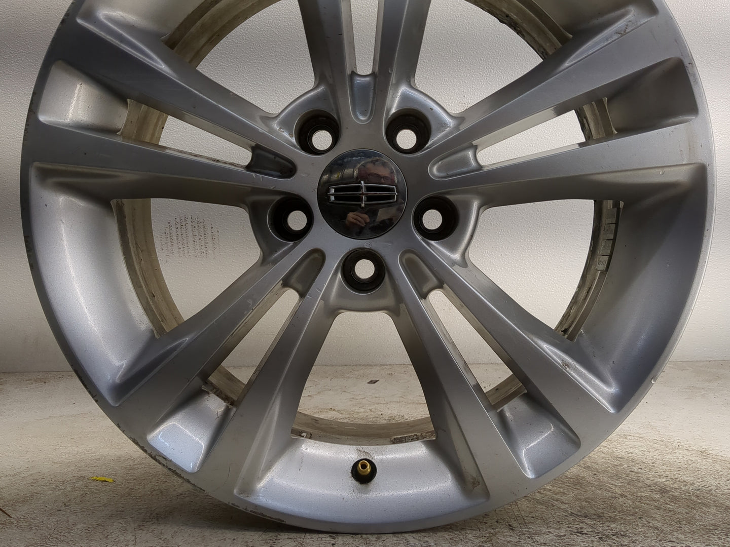 2009-2012 Lincoln Mks Oem Wheel Rim - Oemusedautoparts1.com