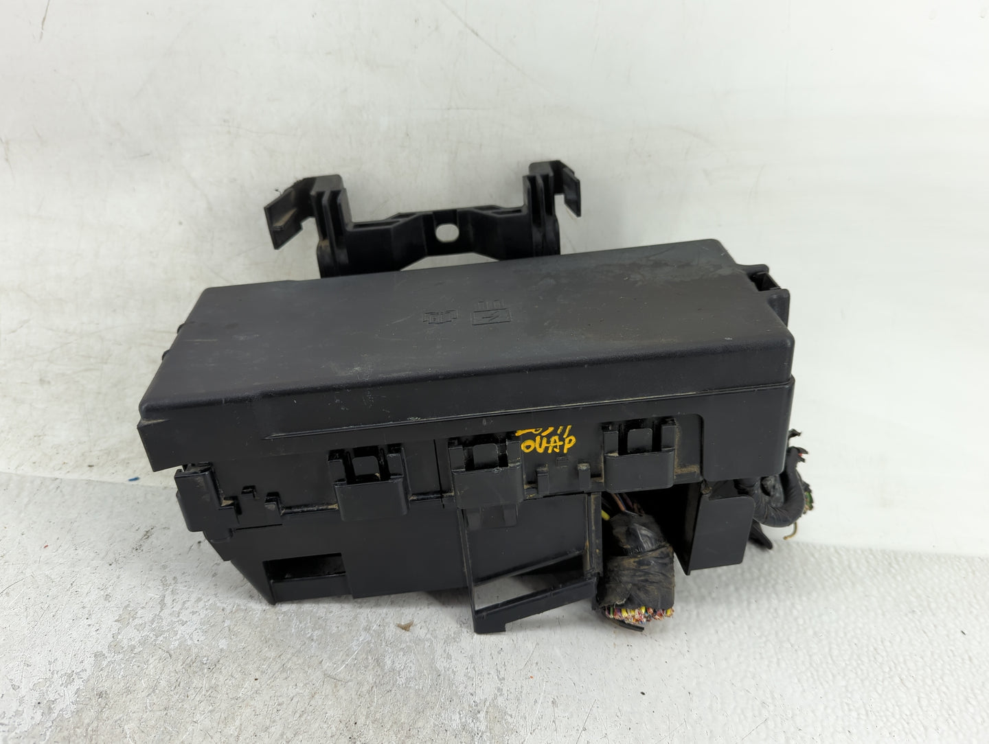 2012 Lincoln Mks Fusebox Fuse Box Panel Relay Module Fits OEM Used Auto Parts - Oemusedautoparts1.com