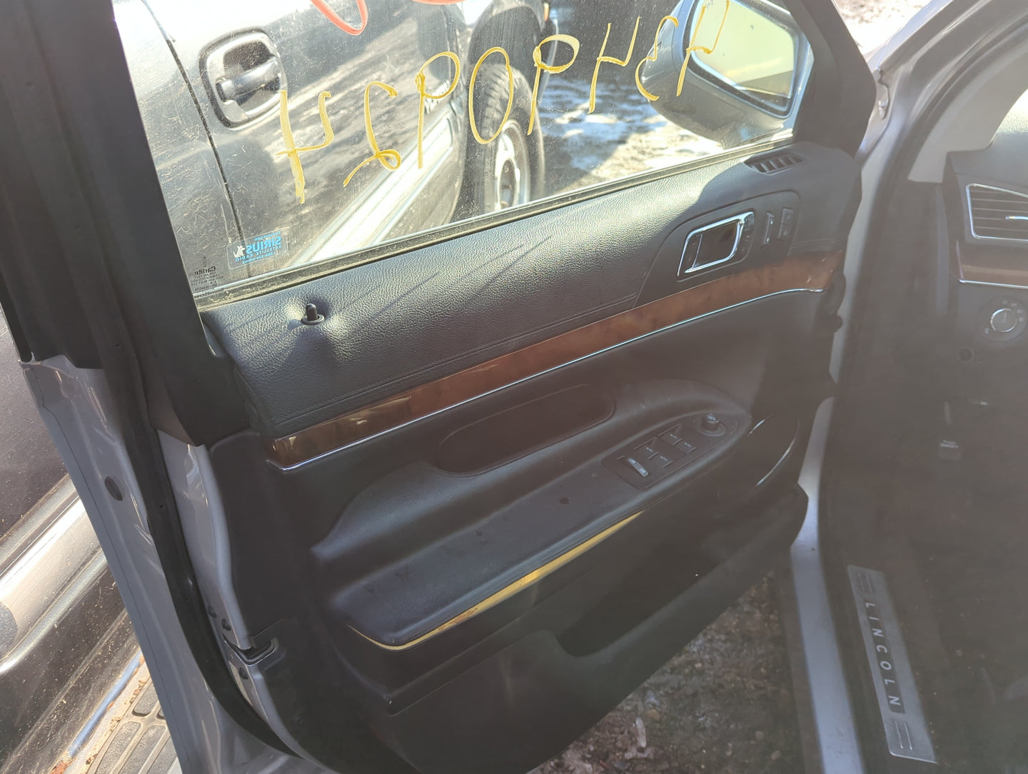 2012 Lincoln Mkt Front Left Driver Interior Door Panel Trim - Oemusedautoparts1.com