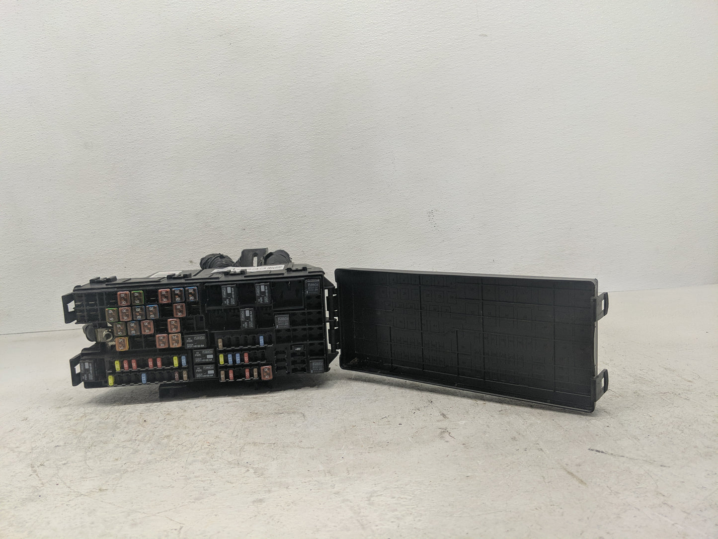 2012-2015 Lincoln Mkx Fusebox Fuse Box Panel Relay Module P/N:CA1T-14290-FE Fits Fits 2012 2013 2014 2015 OEM Used Auto Part