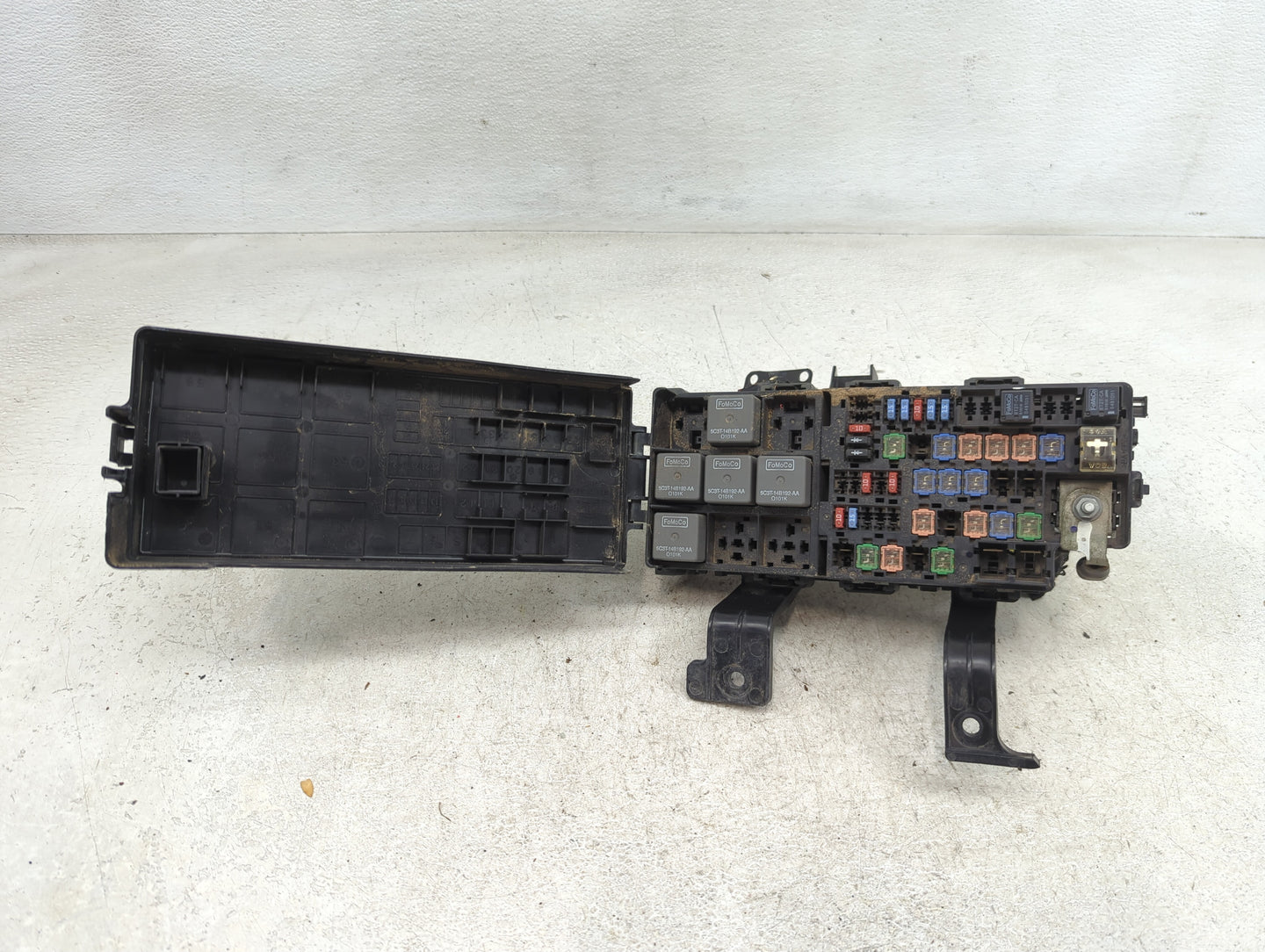 2011-2012 Lincoln Mkz Fusebox Fuse Box Panel Relay Module P/N:6E5T-14A003-AB Fits Fits 2010 2011 2012 OEM Used Auto Parts - 
