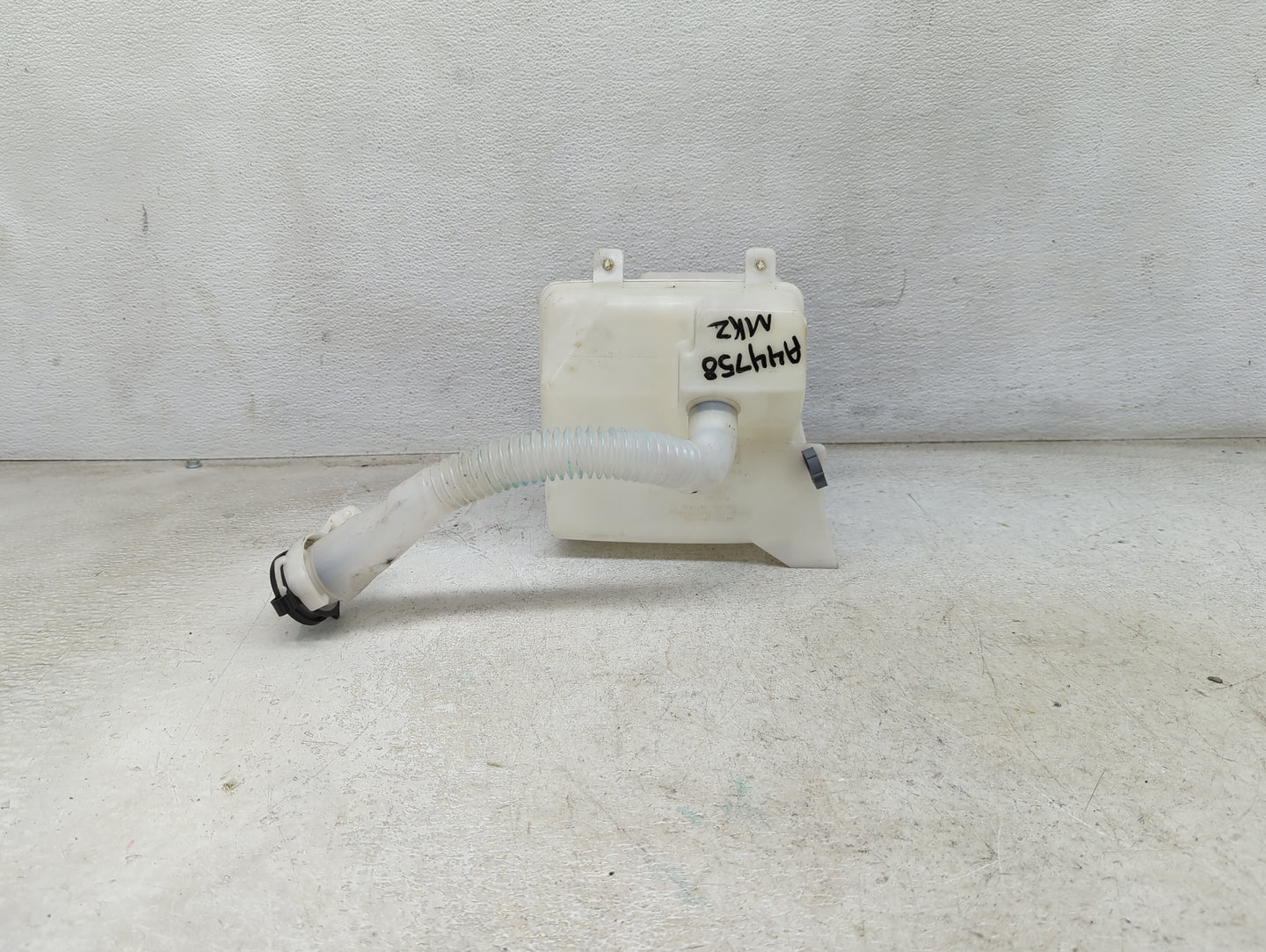 2011-2012 Lincoln Mkz Windshield Washer Fluid Reservoir Bottle Oem - Oemusedautoparts1.com