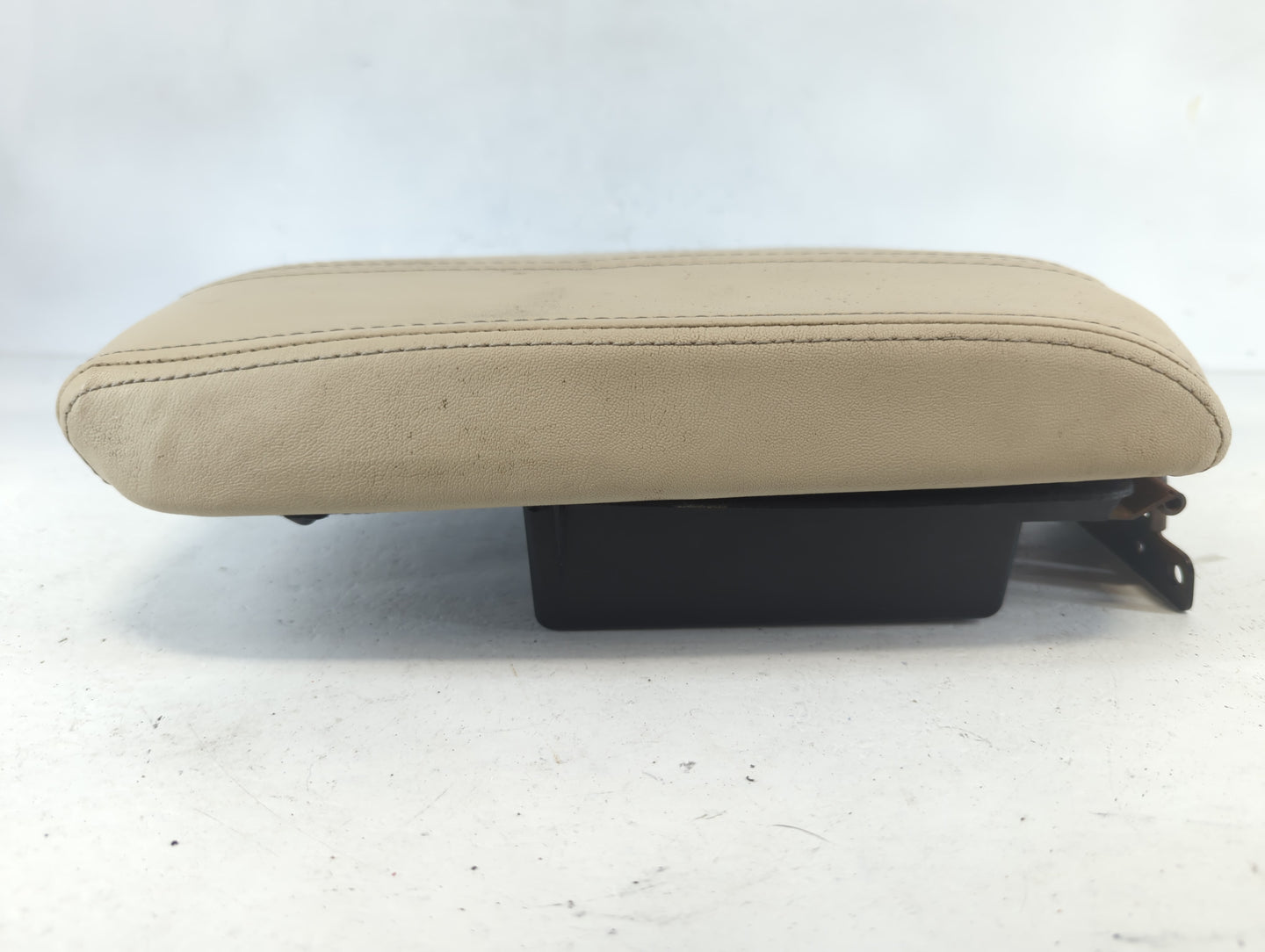 2010-2012 Lincoln Mkz Center Console Armrest Cover Lid Fits Fits 2010 2011 2012 OEM Used Auto Parts - Oemusedautoparts1.com