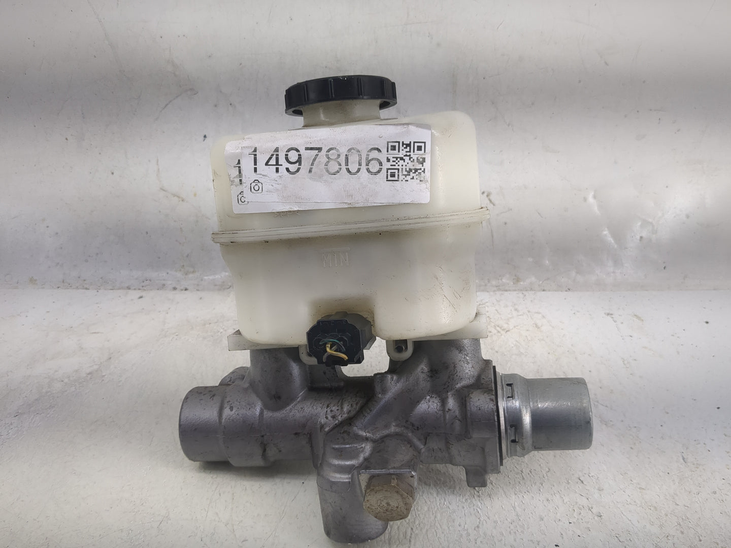 2011-2014 Lincoln Navigator Brake Master Cylinder 1497806 - Oemusedautoparts1.com
