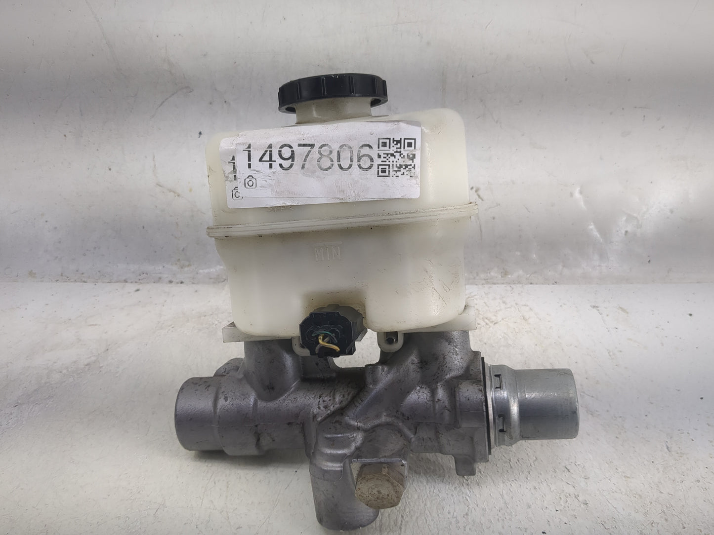 2011-2014 Lincoln Navigator Brake Master Cylinder 1497806 - Oemusedautoparts1.com