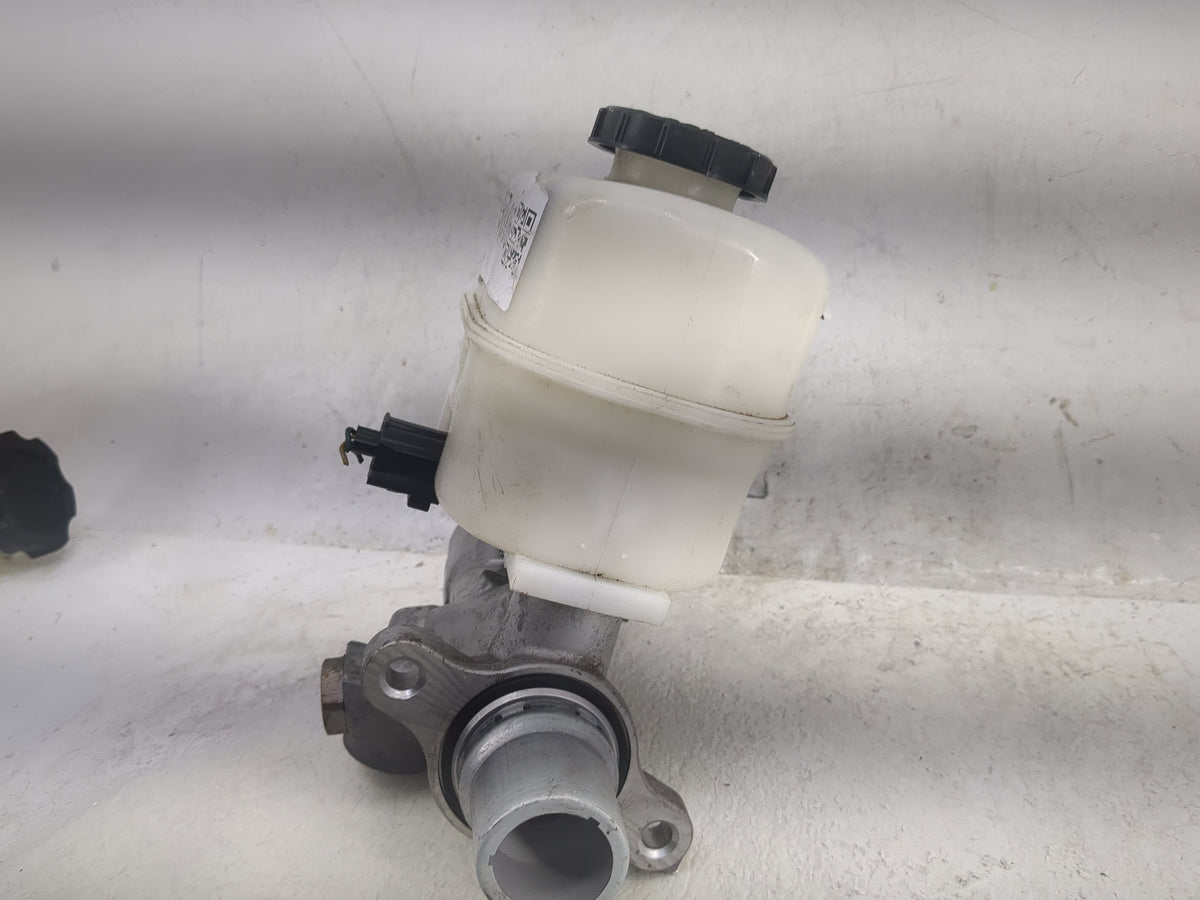 2011-2014 Lincoln Navigator Brake Master Cylinder 1497806 - Oemusedautoparts1.com