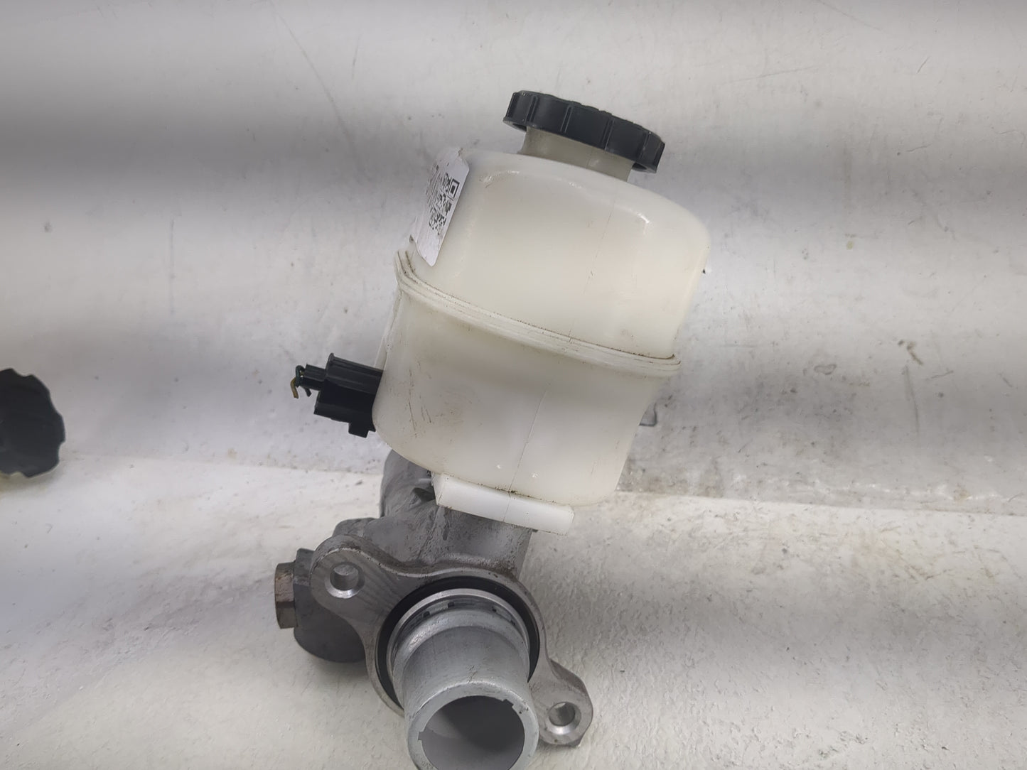 2011-2014 Lincoln Navigator Brake Master Cylinder 1497806 - Oemusedautoparts1.com