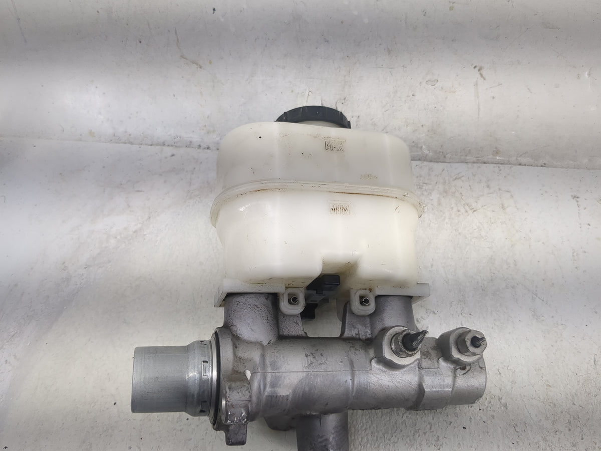 2011-2014 Lincoln Navigator Brake Master Cylinder 1497806 - Oemusedautoparts1.com
