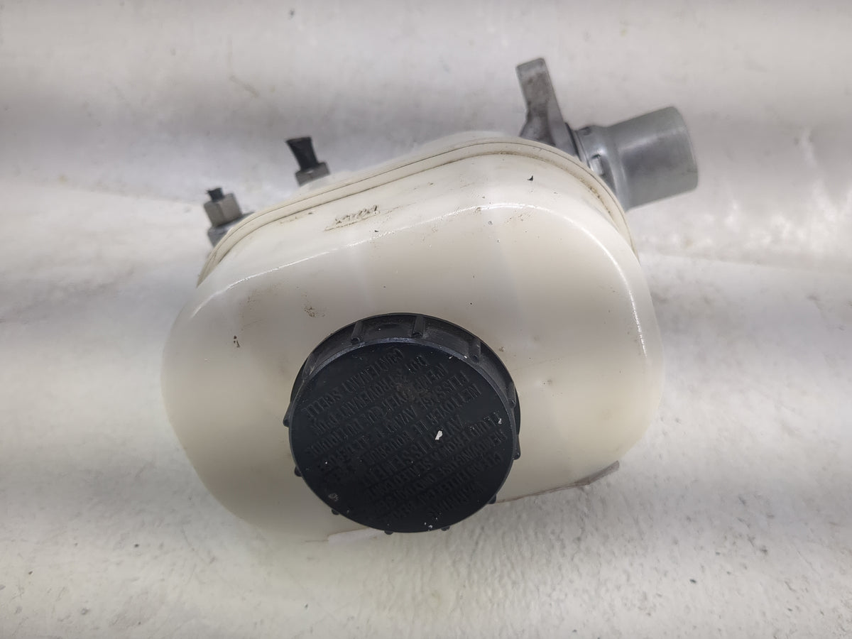 2011-2014 Lincoln Navigator Brake Master Cylinder 1497806 - Oemusedautoparts1.com