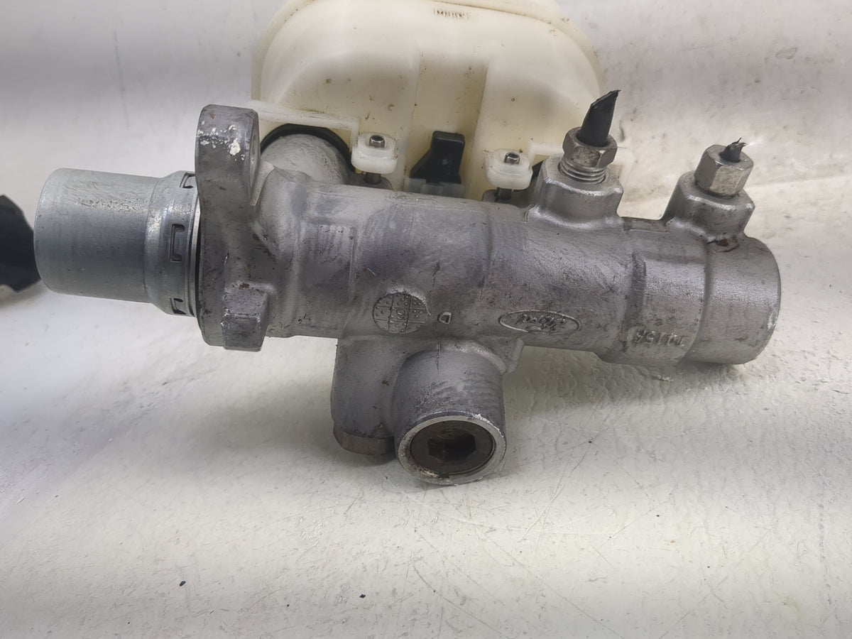 2011-2014 Lincoln Navigator Brake Master Cylinder 1497806 - Oemusedautoparts1.com