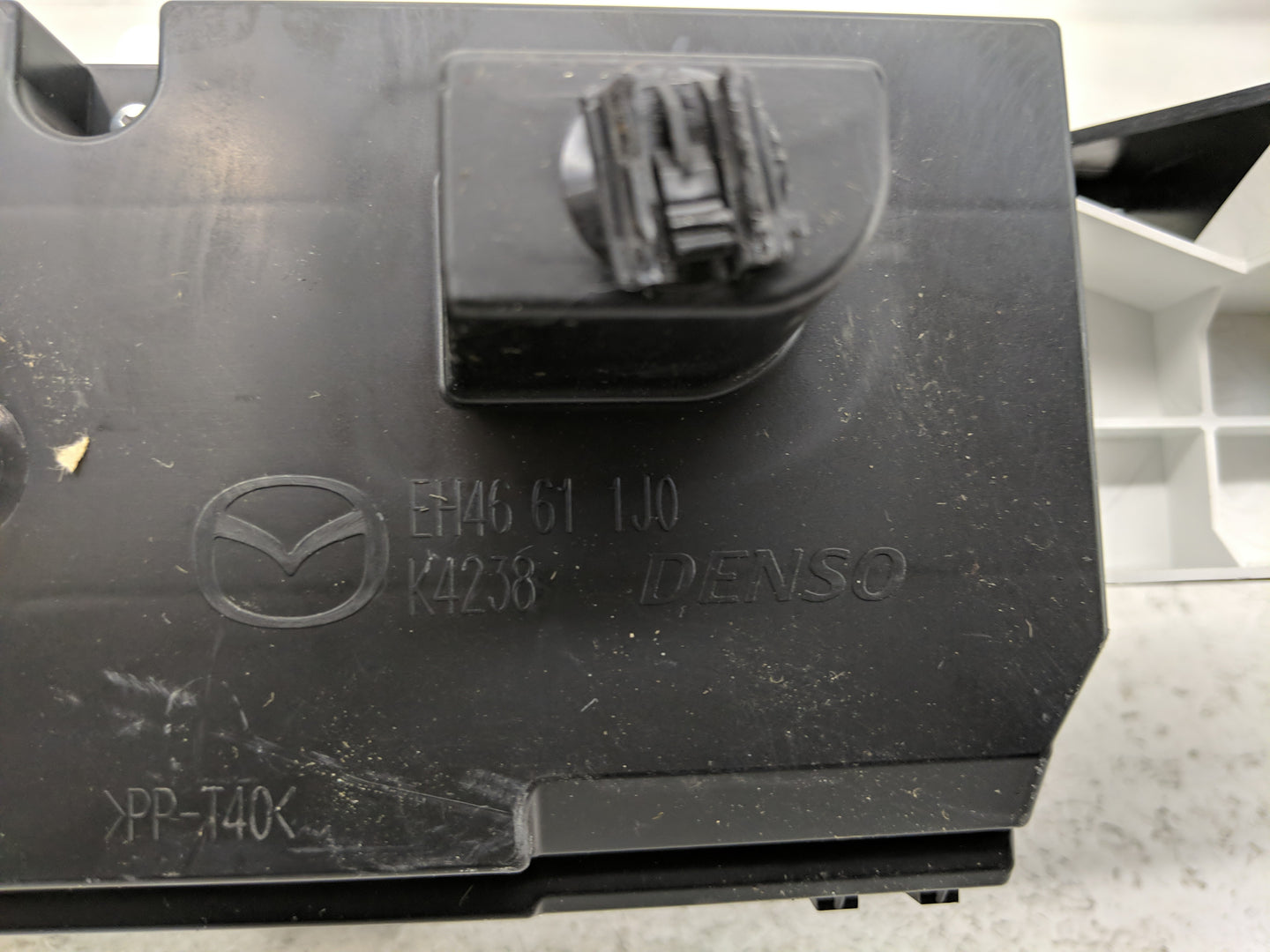 2012 Mazda Cx-7 Radio AM FM Cd Player Receiver Replacement Fits OEM Used Auto Parts - Oemusedautoparts1.com
