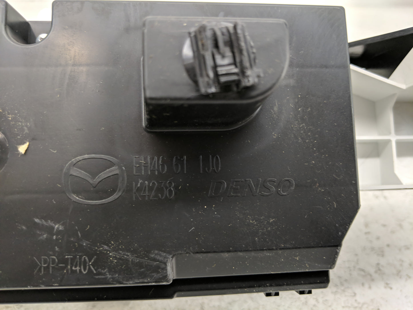 2012 Mazda Cx-7 Radio AM FM Cd Player Receiver Replacement Fits OEM Used Auto Parts - Oemusedautoparts1.com