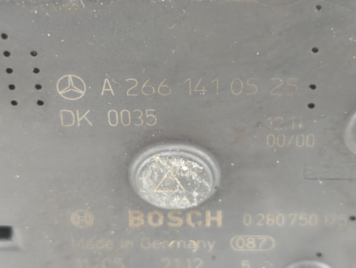 2012-2015 Mercedes-Benz C250 Throttle Body P/N:266 141 05 25 2661410525 Fits OEM Used Auto Parts - Oemusedautoparts1.com