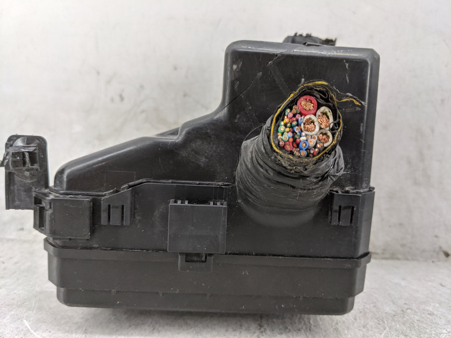 2011-2013 Mitsubishi Outlander Fusebox Fuse Box Panel Relay Module P/N:PR061-01000 Fits Fits 2011 2012 2013 OEM Used Auto Pa