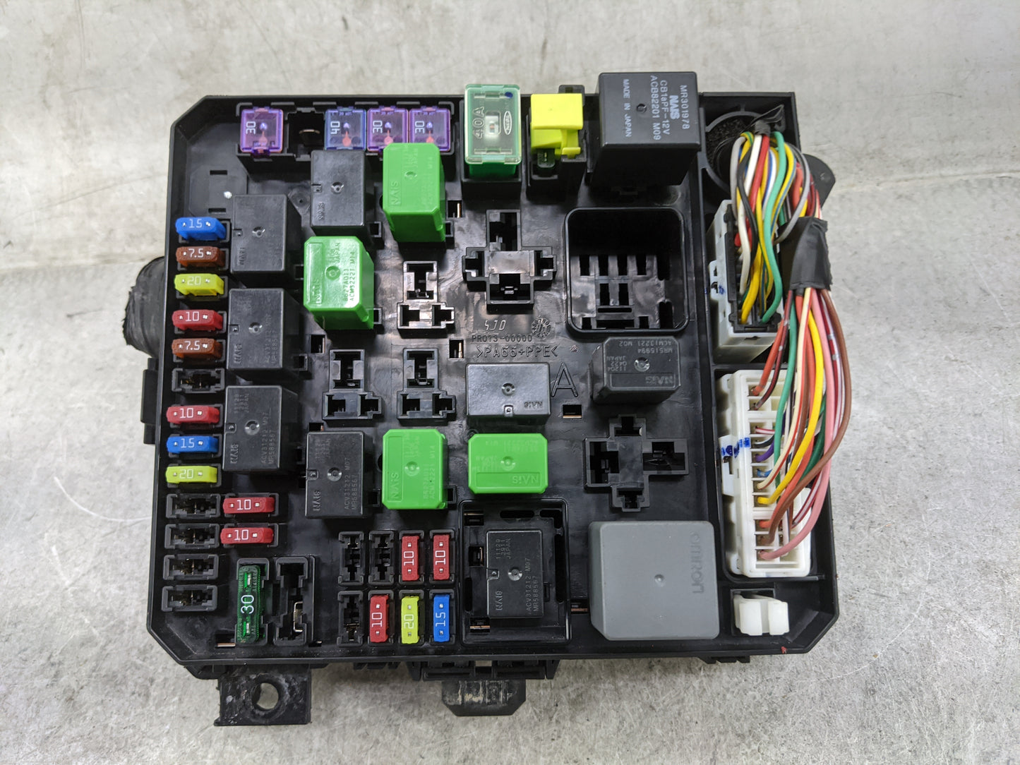 2011-2013 Mitsubishi Outlander Fusebox Fuse Box Panel Relay Module P/N:PR061-01000 Fits Fits 2011 2012 2013 OEM Used Auto Pa