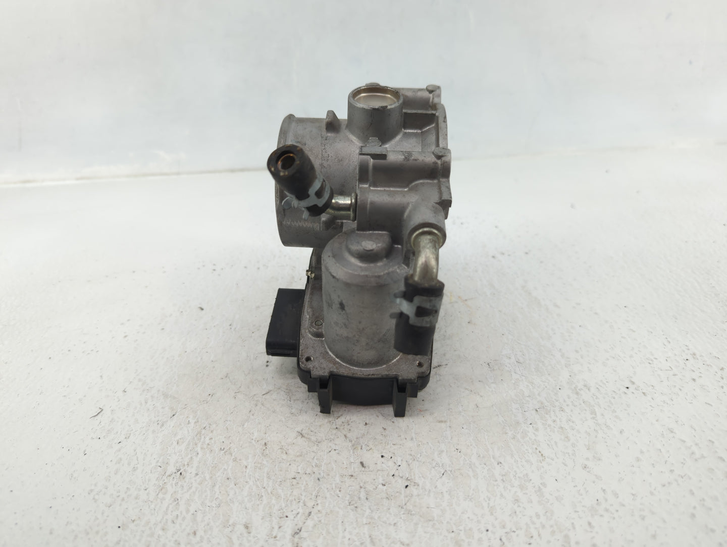 2012 Mitsubishi Outlander Throttle Body P/N:2005 060 57021 B Fits OEM Used Auto Parts - Oemusedautoparts1.com
