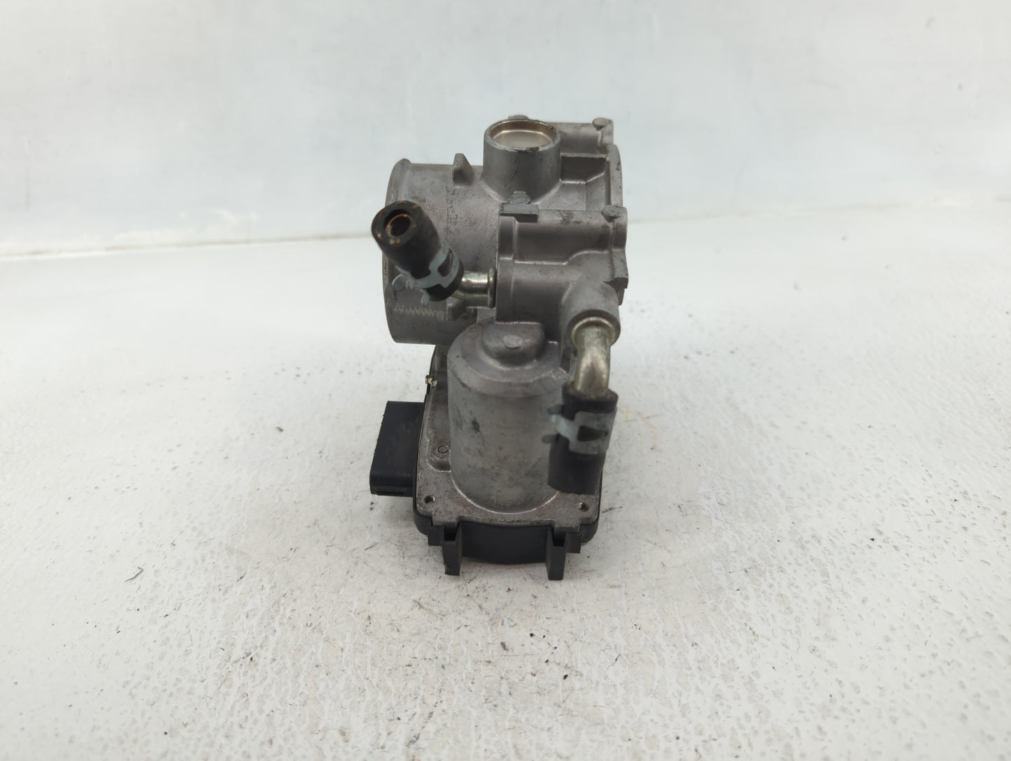 2012 Mitsubishi Outlander Throttle Body P/N:2005 060 57021 B Fits OEM Used Auto Parts - Oemusedautoparts1.com