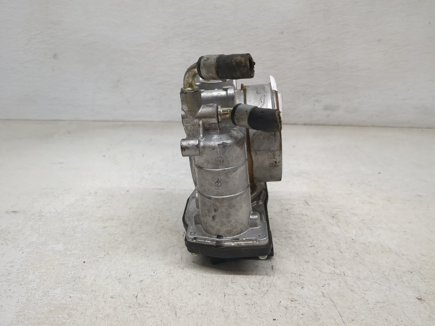 2007-2013 Nissan Altima Throttle Body P/N:SERA526-01 Fits Fits 2007 2008 2009 2010 2011 2012 2013 OEM Used Auto Parts - Oemu