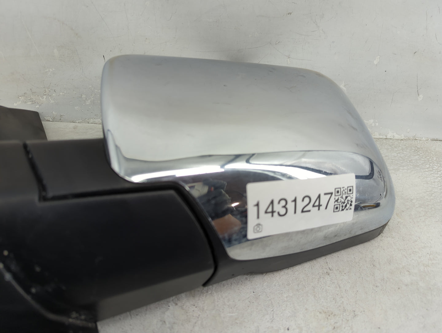 2005-2015 Nissan Armada Driver Side View Mirror - Left Door Mirror OEM Used - Oemusedautoparts1.com