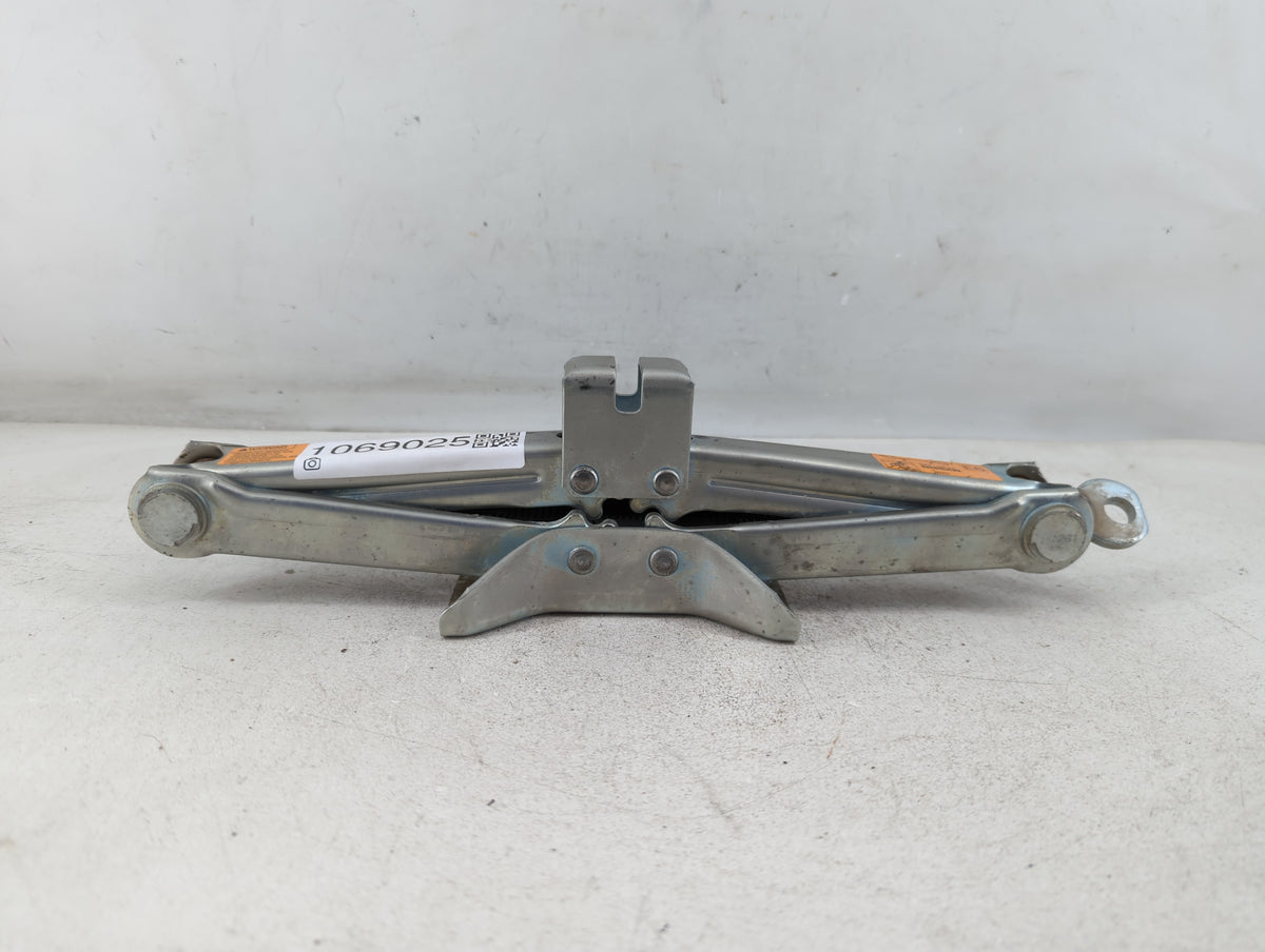 2012 Nissan Juke Spare Scissor Car Jack 1069025 - Oemusedautoparts1.com