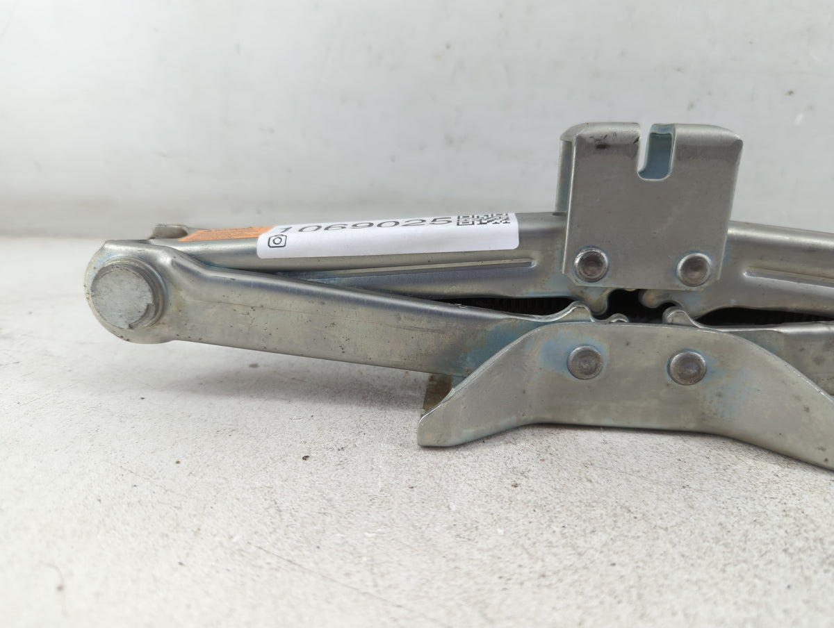 2012 Nissan Juke Spare Scissor Car Jack 1069025 - Oemusedautoparts1.com