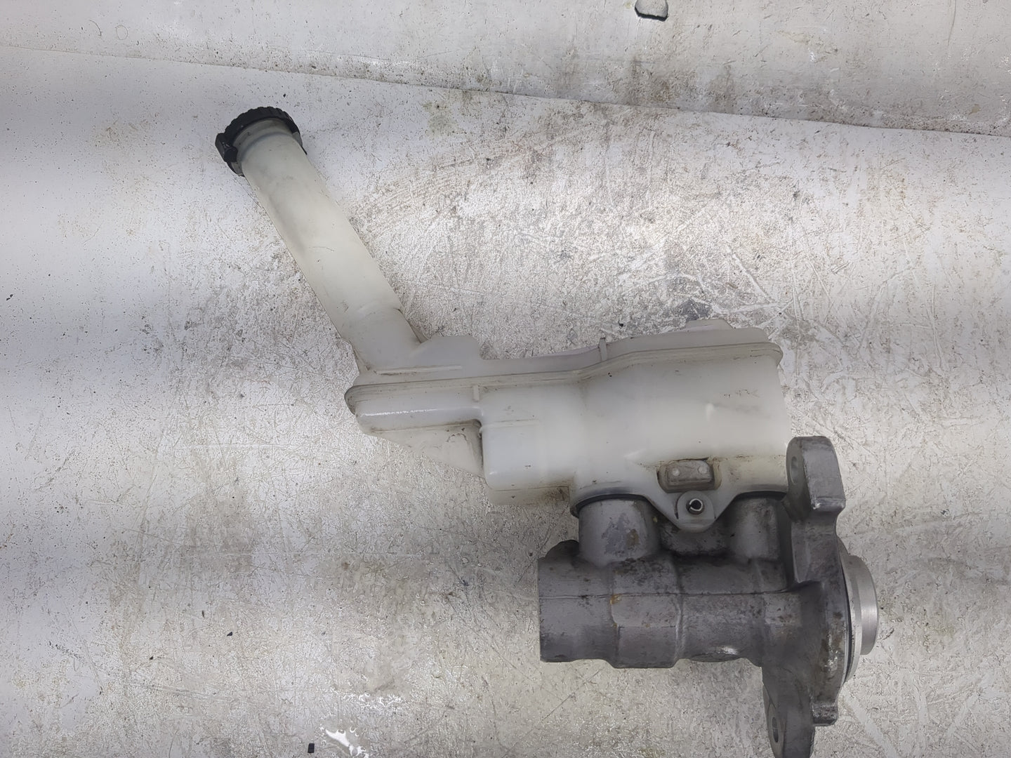 2011-2017 Nissan Juke Brake Master Cylinder 1497493 - Oemusedautoparts1.com