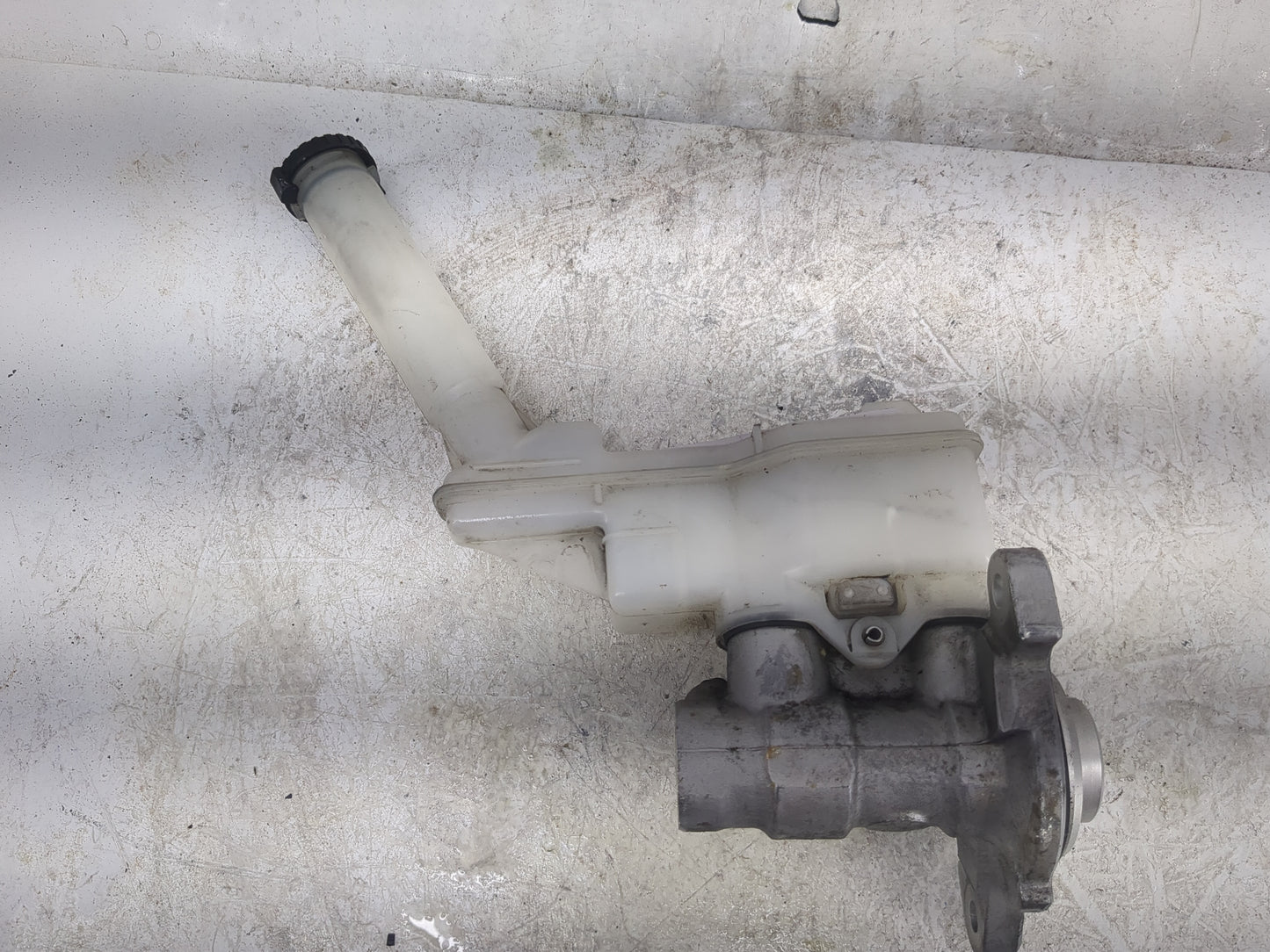 2011-2017 Nissan Juke Brake Master Cylinder 1497493 - Oemusedautoparts1.com