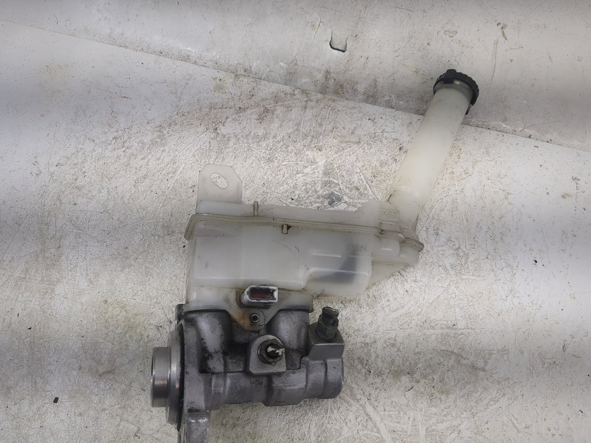 2011-2017 Nissan Juke Brake Master Cylinder 1497493 - Oemusedautoparts1.com