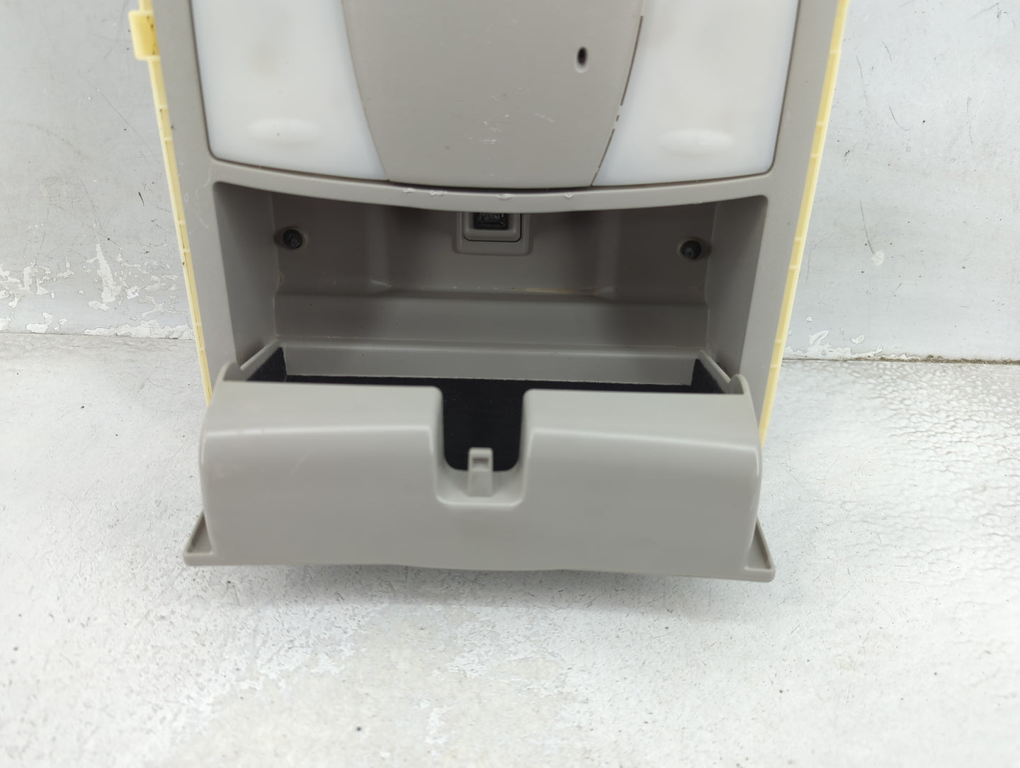 2012 Nissan Leaf Overhead Roof Console - Oemusedautoparts1.com