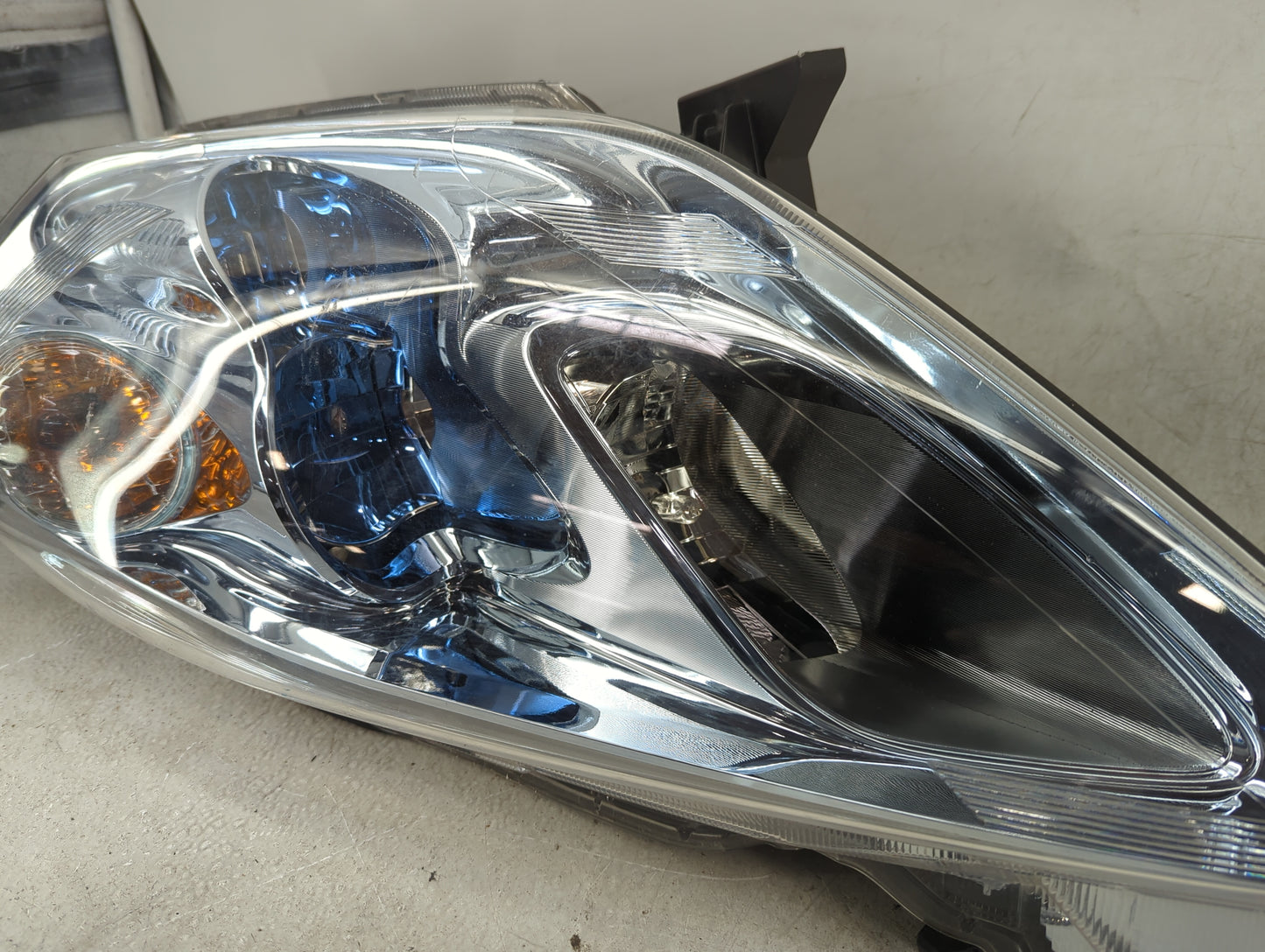 2011-2012 Nissan Leaf Driver Left Oem Head Light Headlight Lamp - Oemusedautoparts1.com