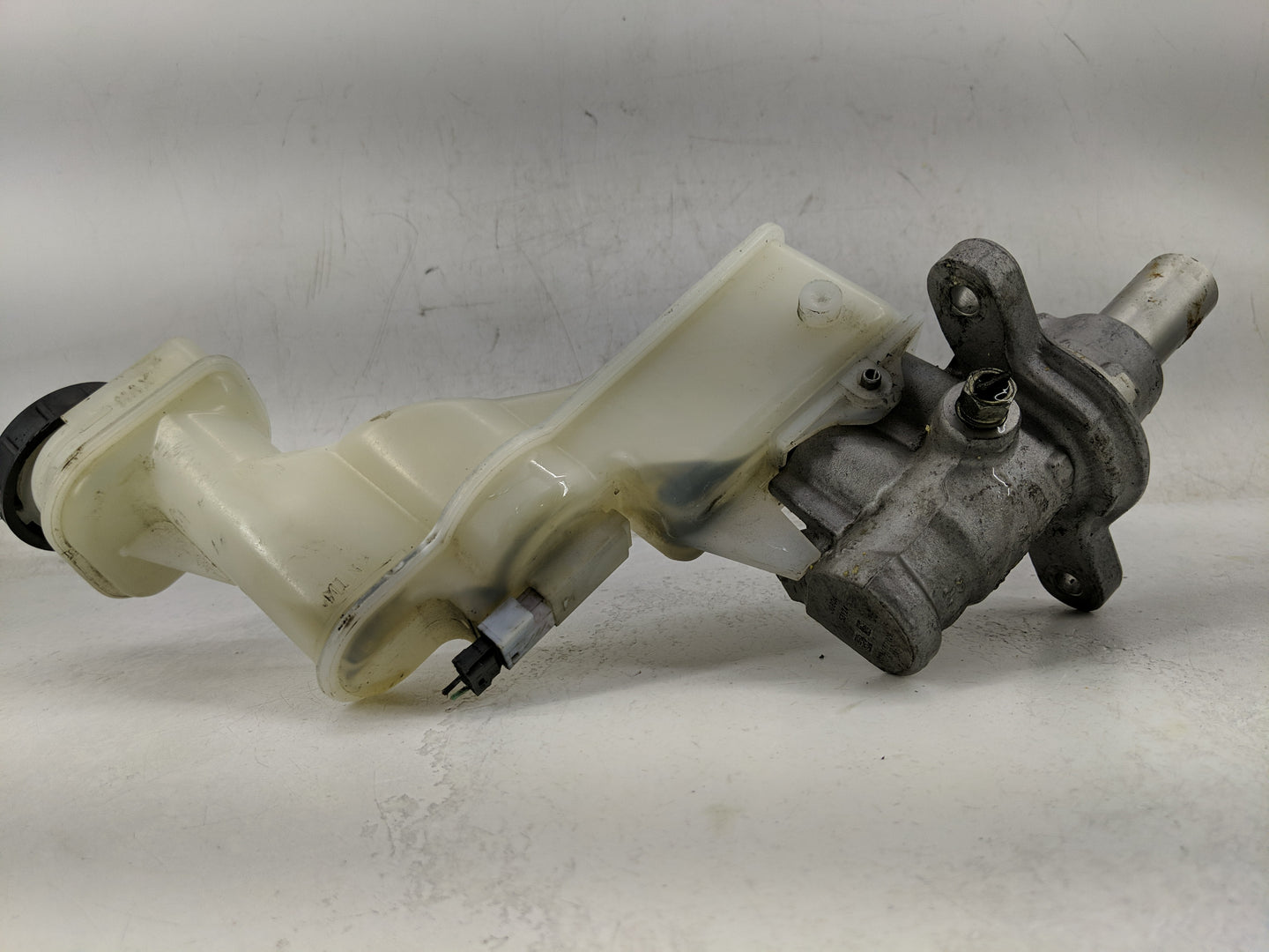 2008-2015 Nissan Rogue Brake Master Cylinder - Oemusedautoparts1.com