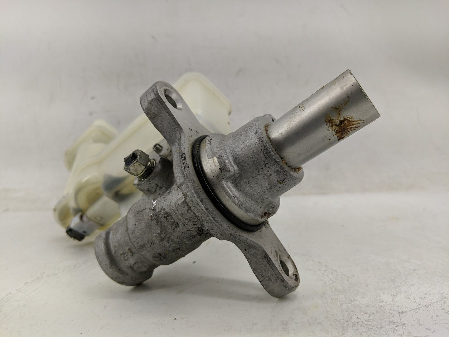 2008-2015 Nissan Rogue Brake Master Cylinder - Oemusedautoparts1.com