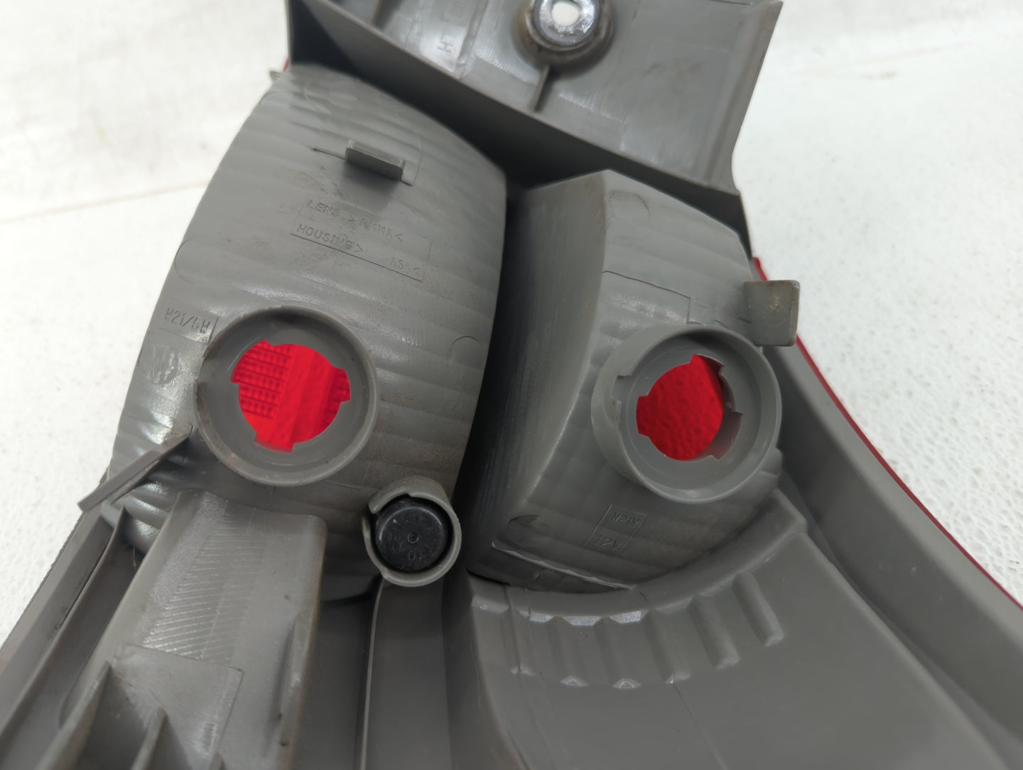 2008-2015 Nissan Rogue Tail Light Assembly Driver Left OEM P/N:465820 DS685-B000L Fits OEM Used Auto Parts - Oemusedautopart