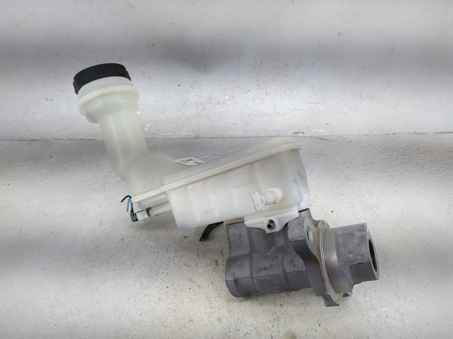 2010-2012 Nissan Sentra Brake Master Cylinder 1492454 - Oemusedautoparts1.com