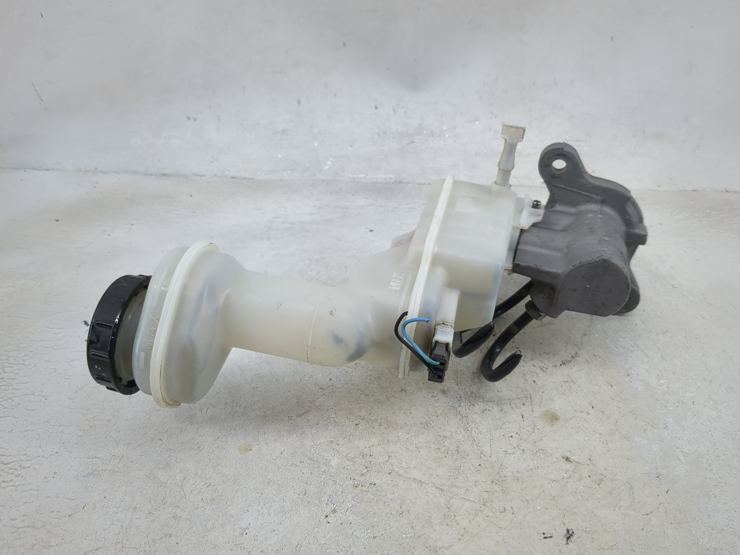 2010-2012 Nissan Sentra Brake Master Cylinder 1492454 - Oemusedautoparts1.com