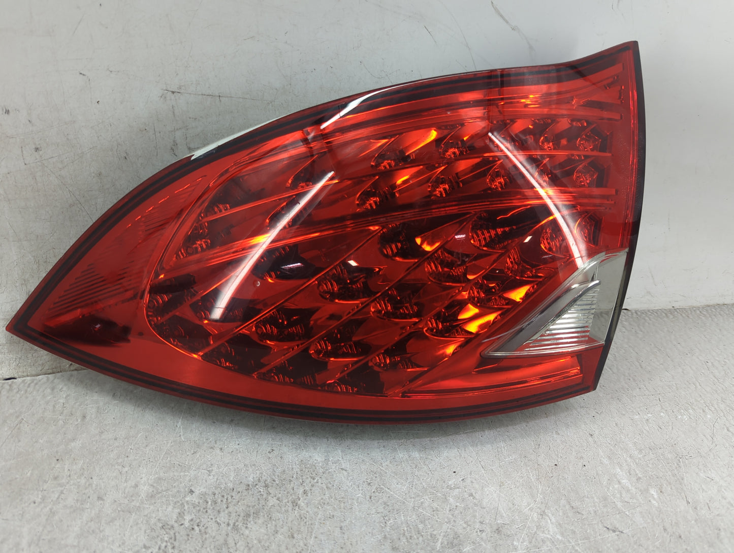 2011-2014 Porsche Cayenne Tail Light Assembly Passenger Right OEM P/N:89502530 Fits Fits 2011 2012 2013 2014 OEM Used Auto P