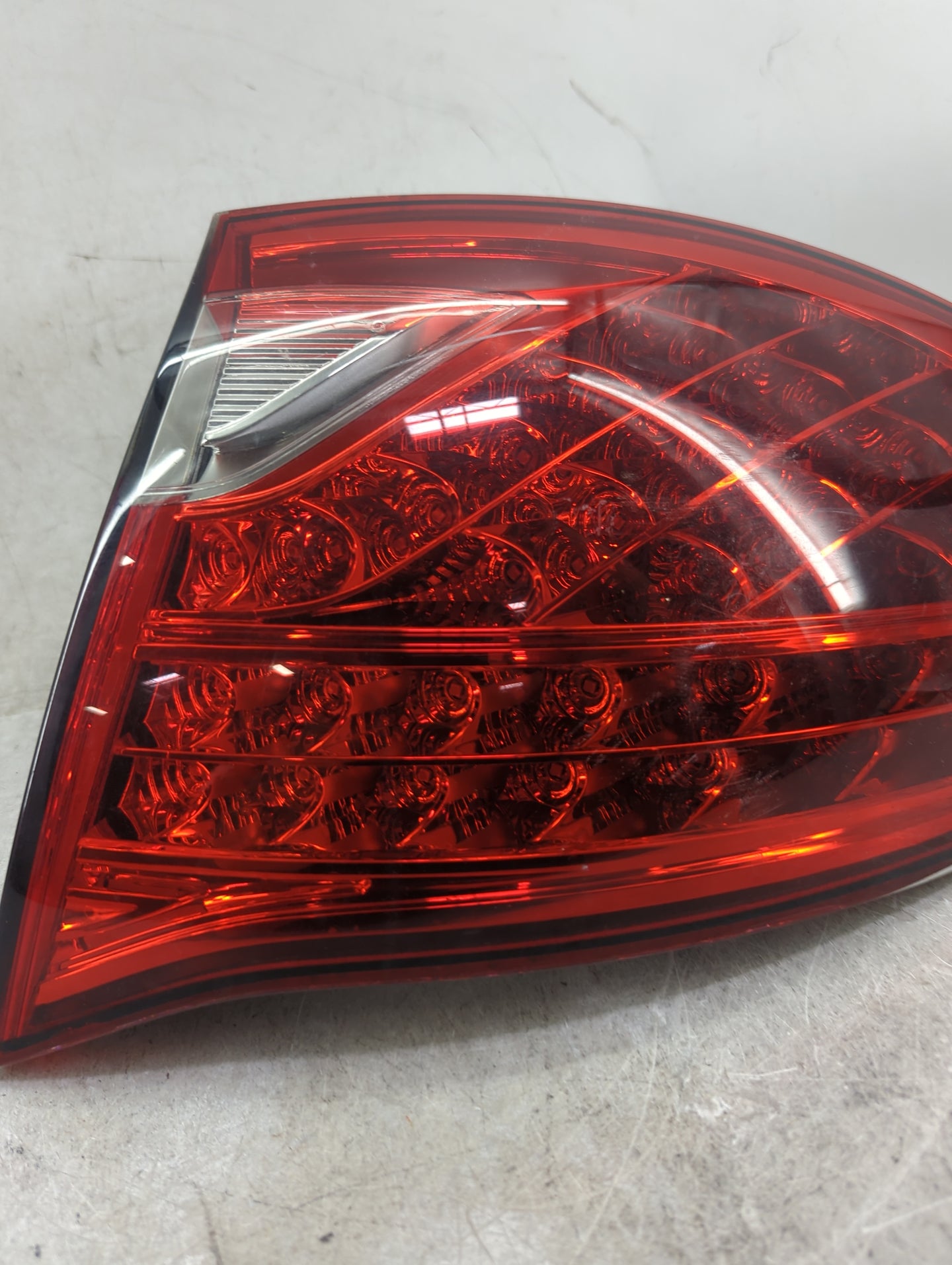 2011-2014 Porsche Cayenne Tail Light Assembly Passenger Right OEM P/N:89502530 Fits Fits 2011 2012 2013 2014 OEM Used Auto P