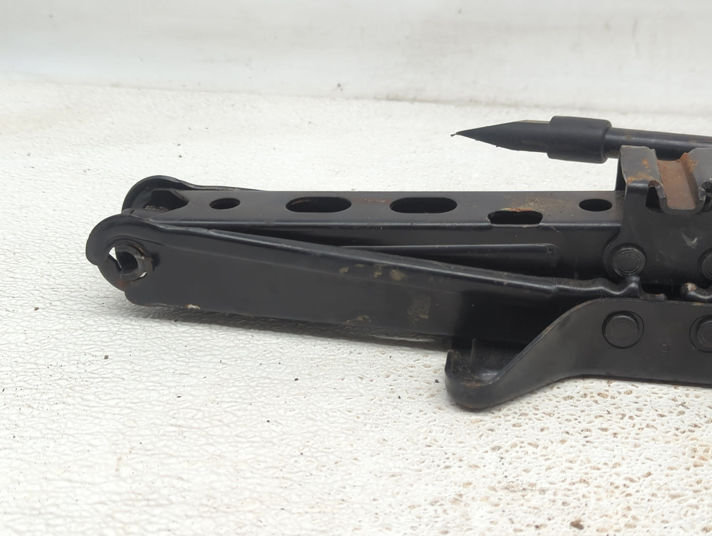 2012 Saturn Vue Spare Scissor Car Jack - Oemusedautoparts1.com