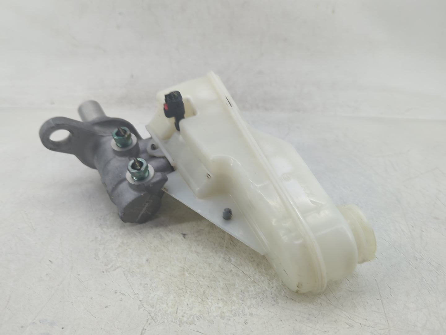 2008-2012 Scion Xb Brake Master Cylinder 1383106 - Oemusedautoparts1.com