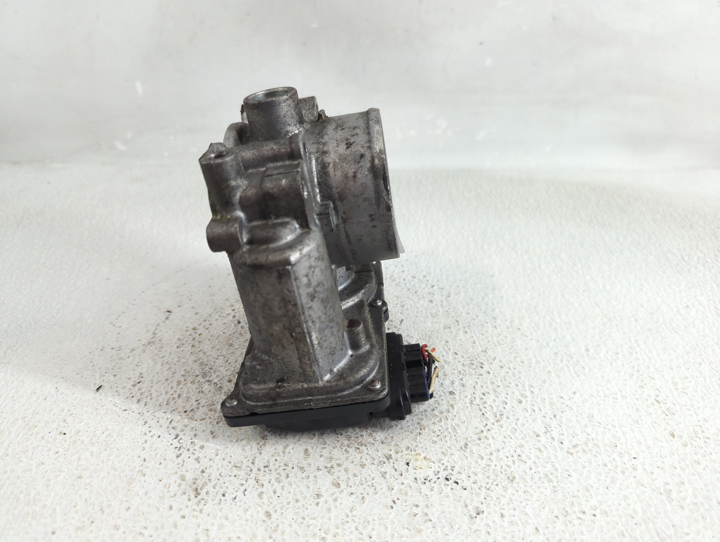 2010-2012 Subaru Legacy Throttle Body P/N:16112AA350 Fits Fits 2010 2011 2012 OEM Used Auto Parts - Oemusedautoparts1.com