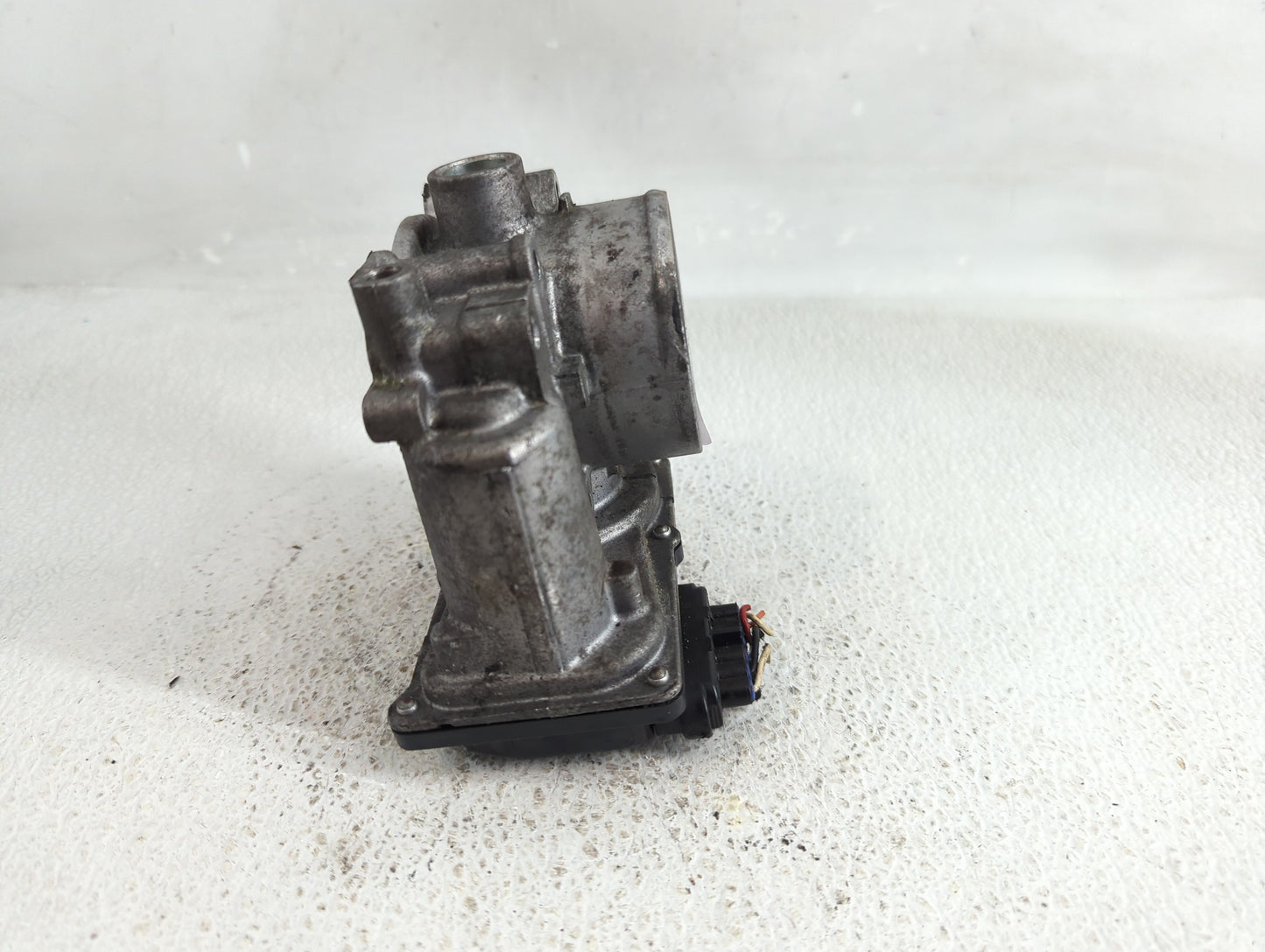 2010-2012 Subaru Legacy Throttle Body P/N:16112AA350 Fits Fits 2010 2011 2012 OEM Used Auto Parts - Oemusedautoparts1.com