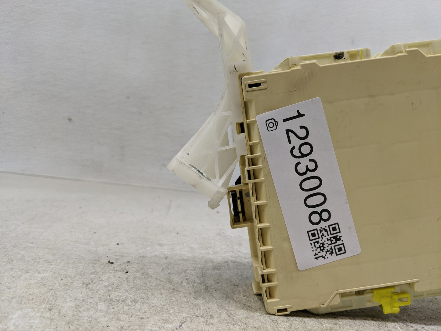 2012-2012 Toyota Camry Chassis Control Module Ccm Bcm Body Control - Oemusedautoparts1.com