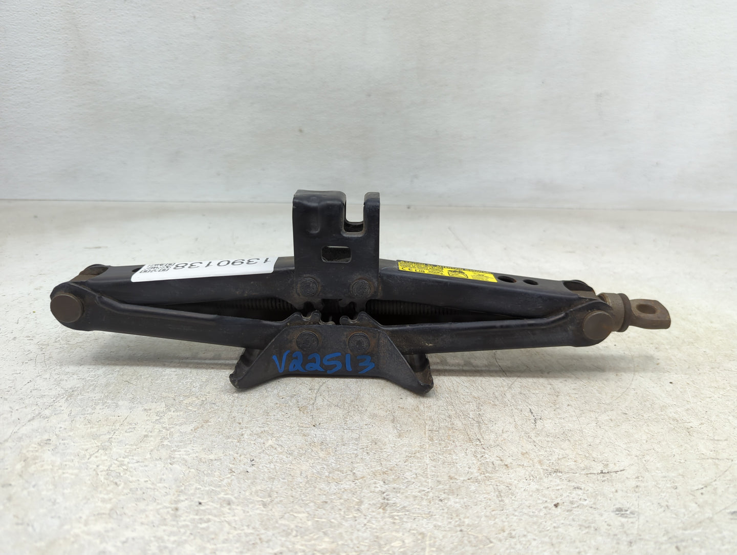 2012 Toyota Camry Spare Scissor Car Jack 1390138 - Oemusedautoparts1.com