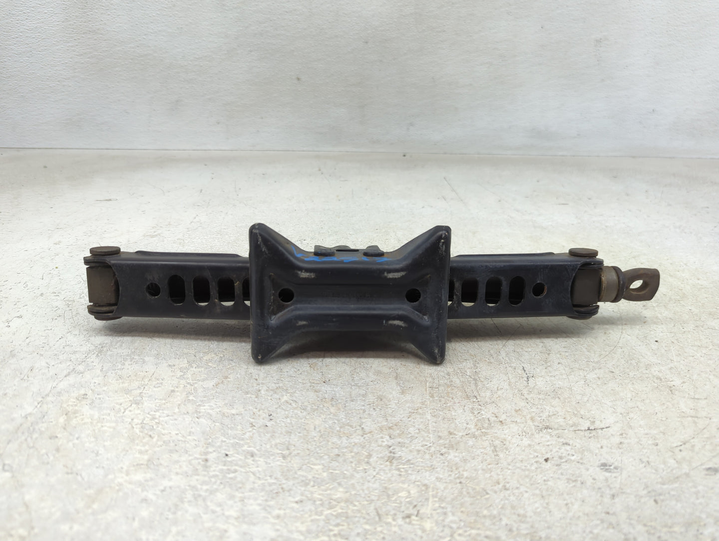 2012 Toyota Camry Spare Scissor Car Jack 1390138 - Oemusedautoparts1.com