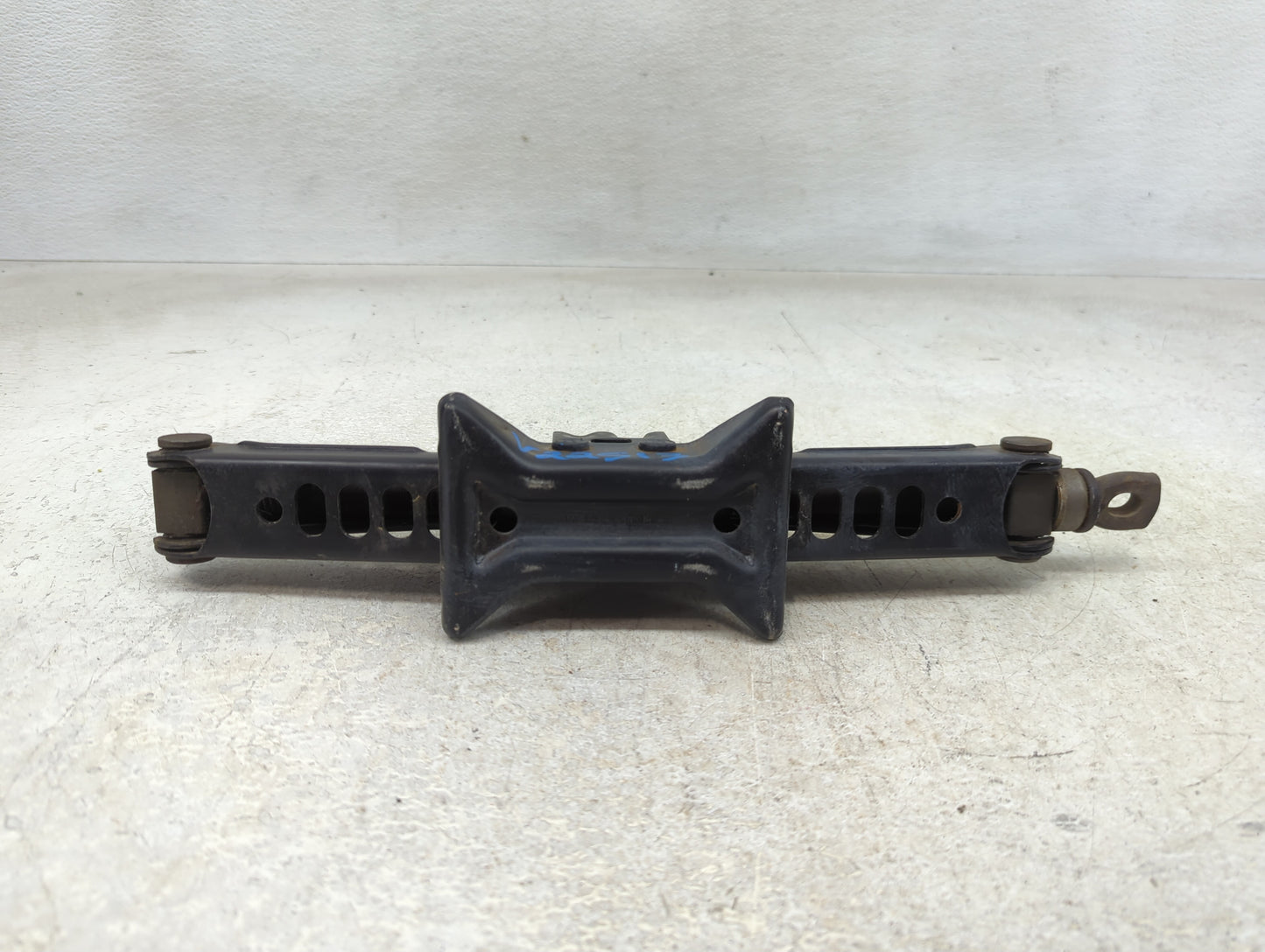 2012 Toyota Camry Spare Scissor Car Jack 1390138 - Oemusedautoparts1.com