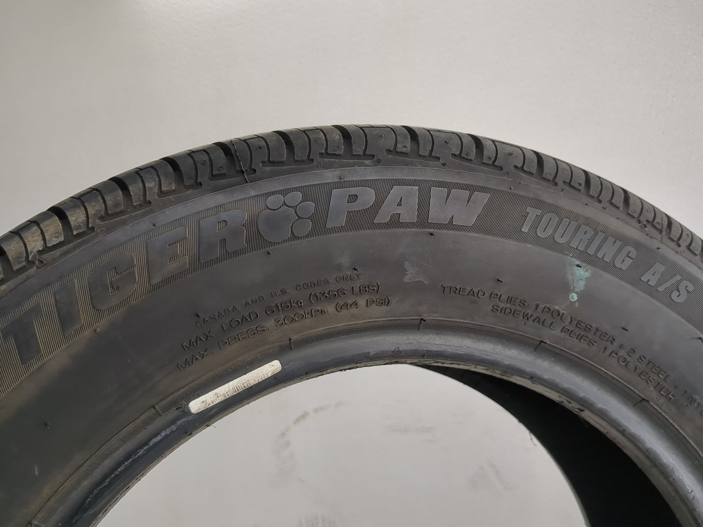 Used Tire 195/65R15 UNIROYAL TIGER PAW TOURING A/S 91H - Tread Depth 12.5/32 - Oemusedautoparts1.com