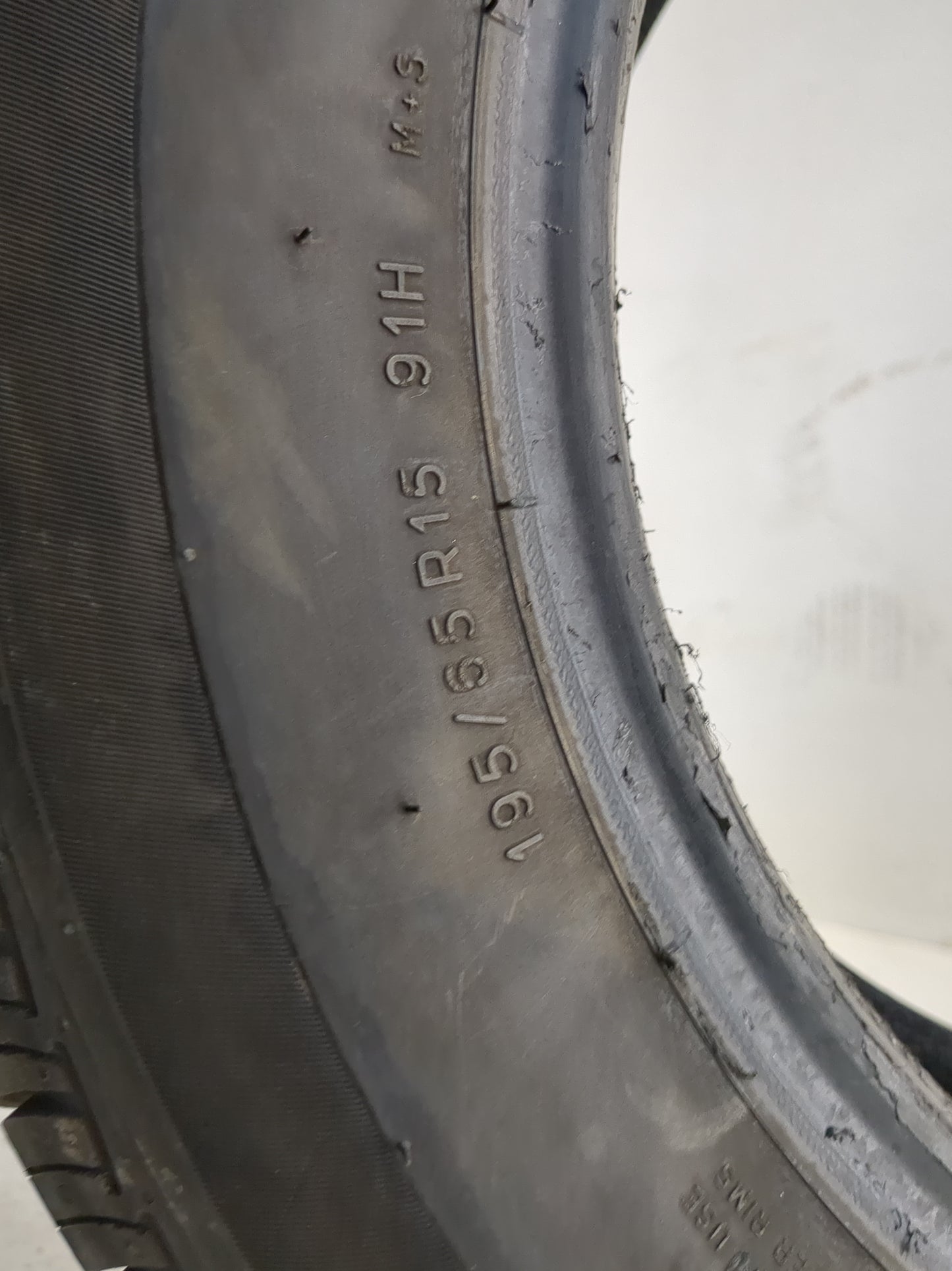 Used Tire 195/65R15 UNIROYAL TIGER PAW TOURING A/S 91H - Tread Depth 12.5/32 - Oemusedautoparts1.com