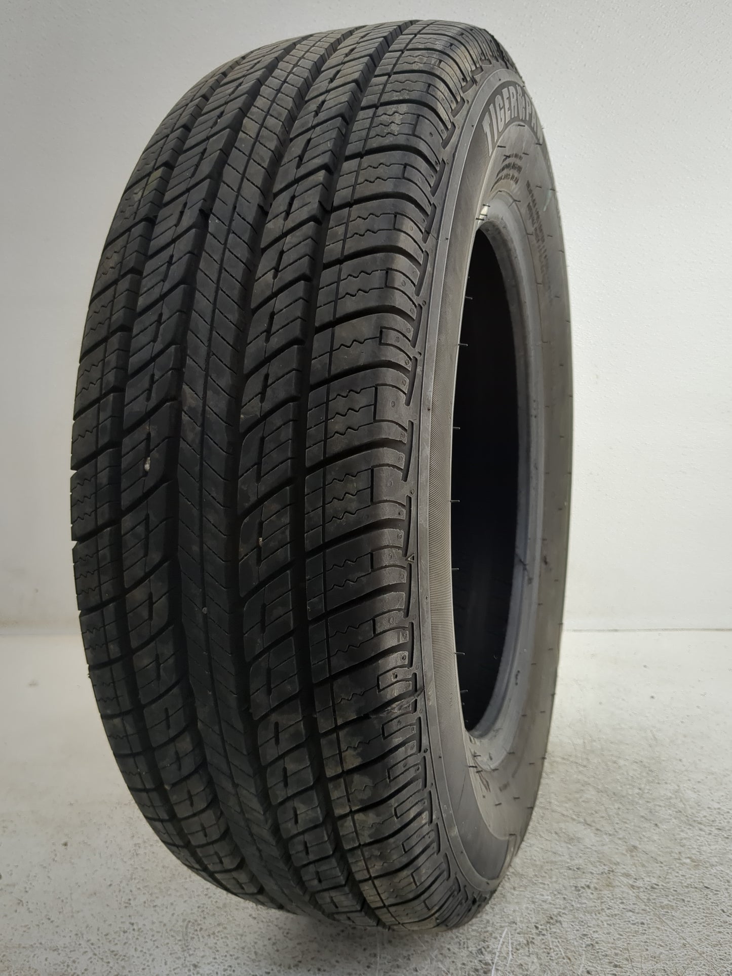 Used Tire 195/65R15 UNIROYAL TIGER PAW TOURING A/S 91H - Tread Depth 12.5/32 - Oemusedautoparts1.com